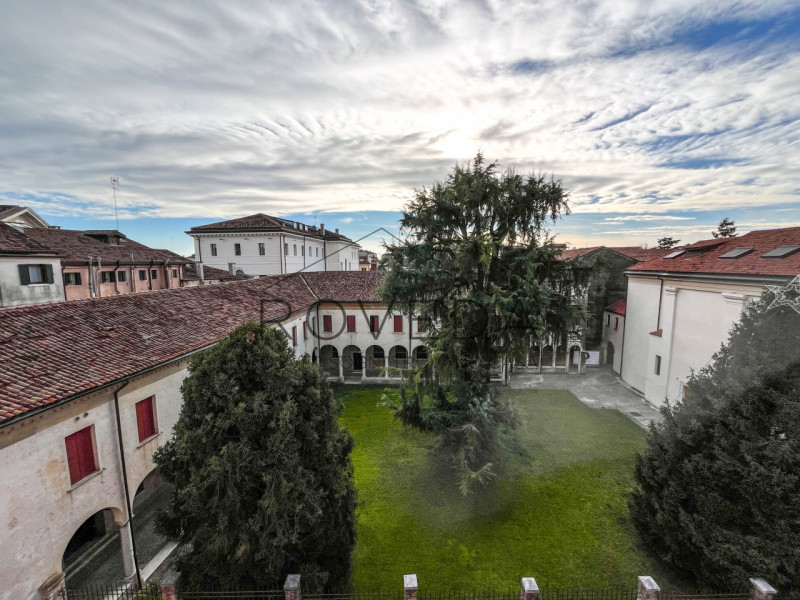 TREVISO - CENTRO STORICO

RIFERIMENTO: TV35

L'agenzia Roveda Immobiliare ha il piacere di presen...