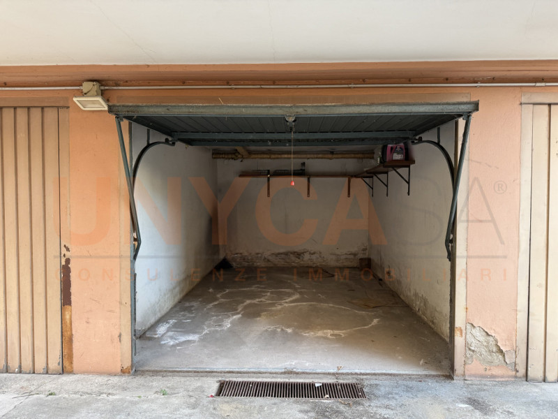 PADOVA - Arcella: proponiamo in affitto un garage singolo di circa 16 mq con accesso comodo dalla...