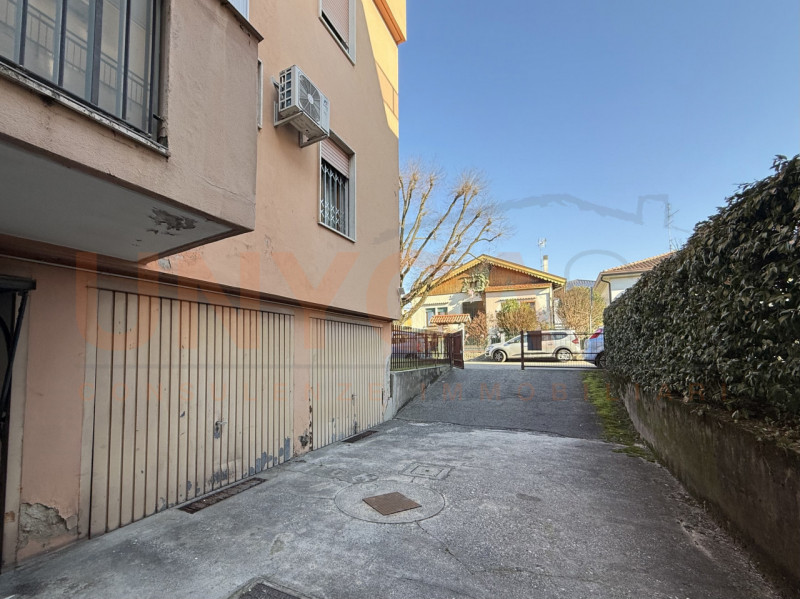 PADOVA - Arcella: proponiamo in affitto un garage singolo di circa 16 mq con accesso comodo dalla...