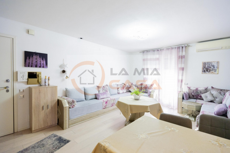 In zona centrale a Piove di Sacco, proponiamo in vendita un elegante appartamento quadrilocale di...