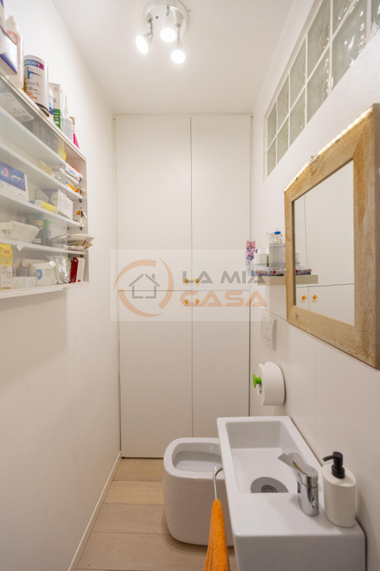 In zona centrale a Piove di Sacco, proponiamo in vendita un elegante appartamento quadrilocale di...