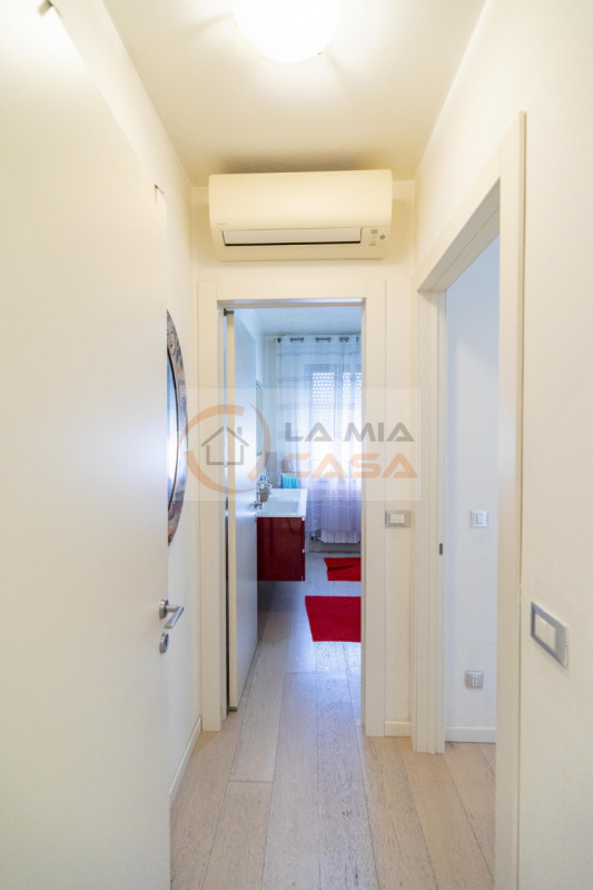 In zona centrale a Piove di Sacco, proponiamo in vendita un elegante appartamento quadrilocale di...