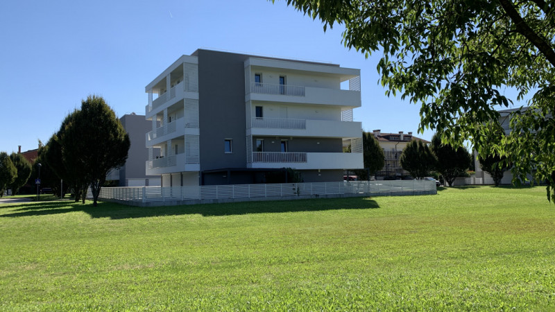 Nel cuore del tranquillo e prestigioso quartiere residenziale di Caselle, vi presentiamo un VERO ...