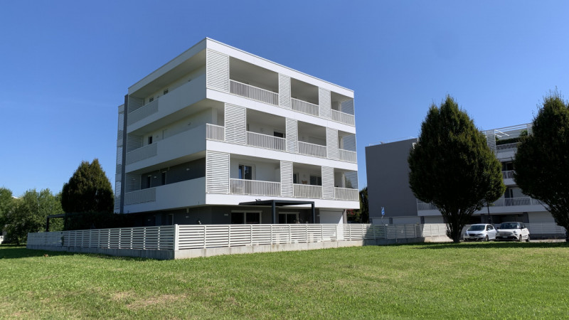 Nel cuore del tranquillo e prestigioso quartiere residenziale di Caselle, vi presentiamo un VERO ...