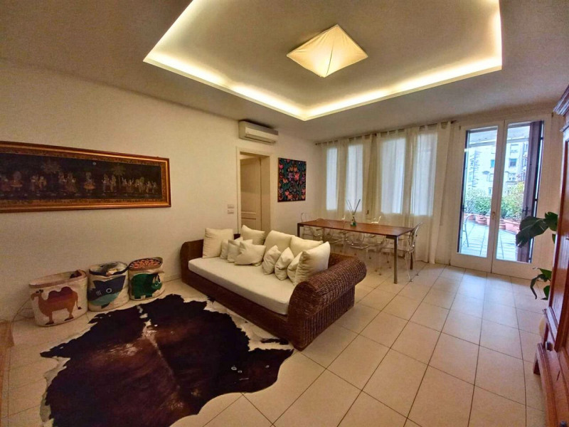 VICENZA, INTERNO CORSO SAN FELICE: AMPIO BICAMERE (MQ 125) CON TERRAZZA ABITABILE E DUE POSTI AUT...