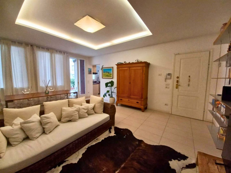 VICENZA, INTERNO CORSO SAN FELICE: AMPIO BICAMERE (MQ 125) CON TERRAZZA ABITABILE E DUE POSTI AUT...