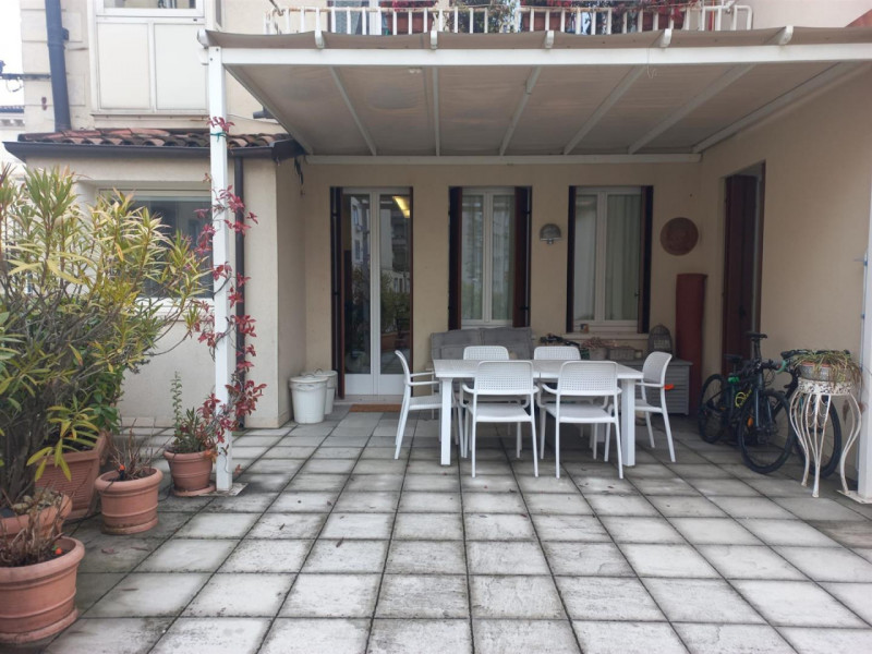 VICENZA, INTERNO CORSO SAN FELICE: AMPIO BICAMERE (MQ 125) CON TERRAZZA ABITABILE E DUE POSTI AUT...