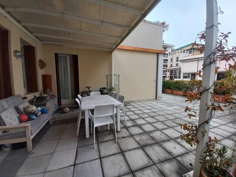 VICENZA, INTERNO CORSO SAN FELICE: AMPIO BICAMERE (MQ 125) CON TERRAZZA ABITABILE E DUE POSTI AUT...