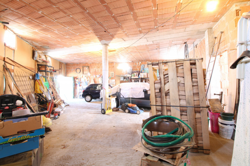 MASERA' DI PADOVA: situato nella frazione di Bertipaglia, negozio attualmente allo stato grezzo d...