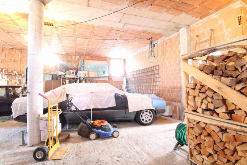 MASERA' DI PADOVA: situato nella frazione di Bertipaglia, negozio attualmente allo stato grezzo d...