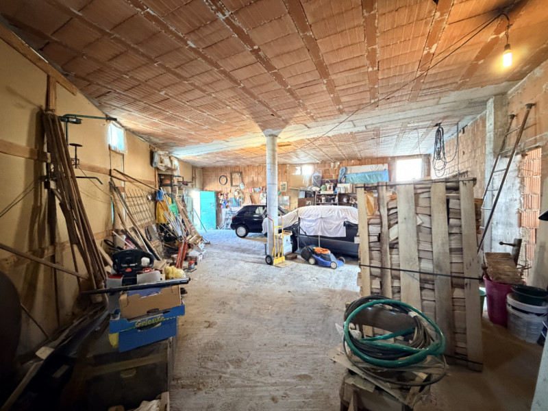 MASERA' DI PADOVA: situato nella frazione di Bertipaglia, negozio attualmente allo stato grezzo d...