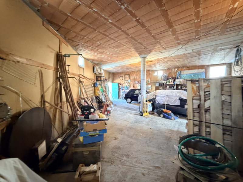 MASERA' DI PADOVA: situato nella frazione di Bertipaglia, negozio attualmente allo stato grezzo d...