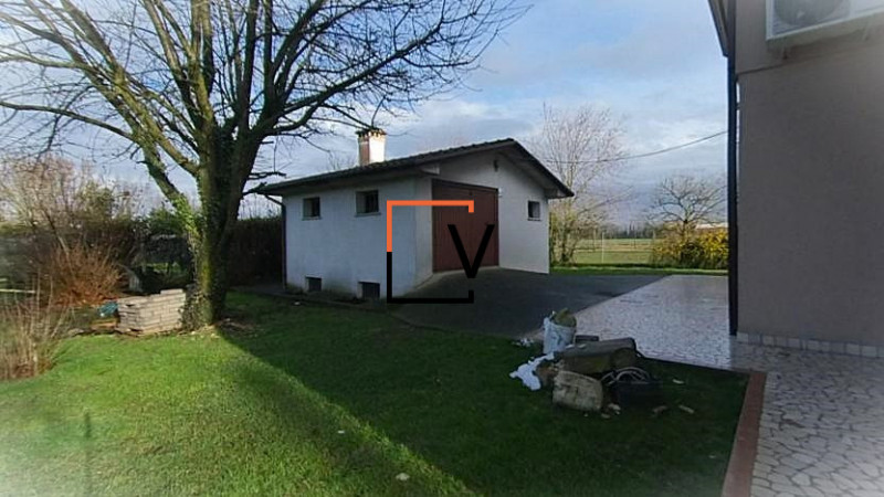 V401 - Proponiamo in vendita casa singola in classe energetica A4 con circa 2.000mq di giardino e...