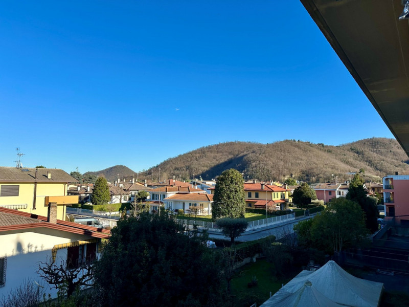 Nel centro di Bresseo di Teolo, con affaccio aperto su Piazza Mercato e suggestiva vista sui Coll...