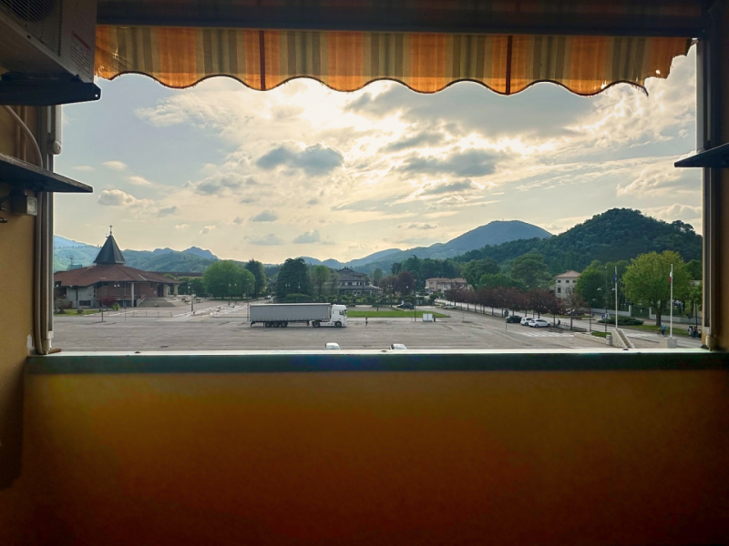 A Bresseo di Teolo, con vista aperta sulla Piazza Mercato e sui Colli Euganei, proponiamo in vend...