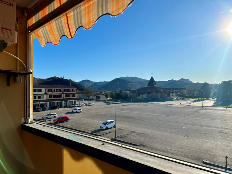 Nel centro di Bresseo di Teolo, con affaccio aperto su Piazza Mercato e suggestiva vista sui Coll...