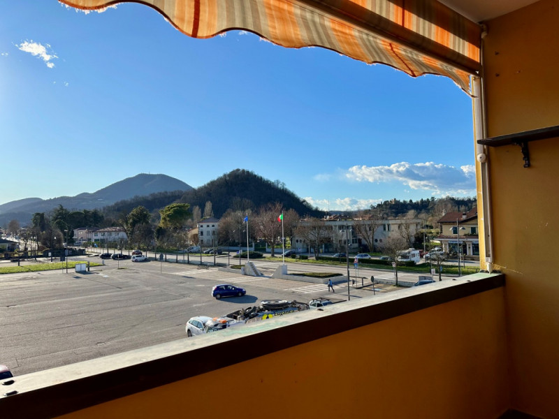 A Bresseo di Teolo, con vista aperta sulla Piazza Mercato e sui Colli Euganei, proponiamo in vend...