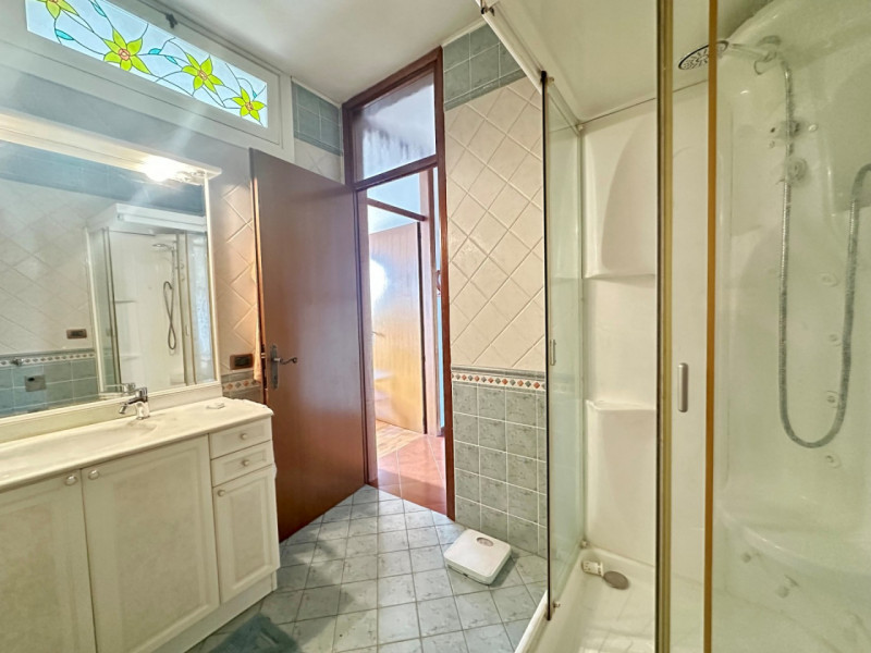 A Bresseo di Teolo, con vista aperta sulla Piazza Mercato e sui Colli Euganei, proponiamo in vend...