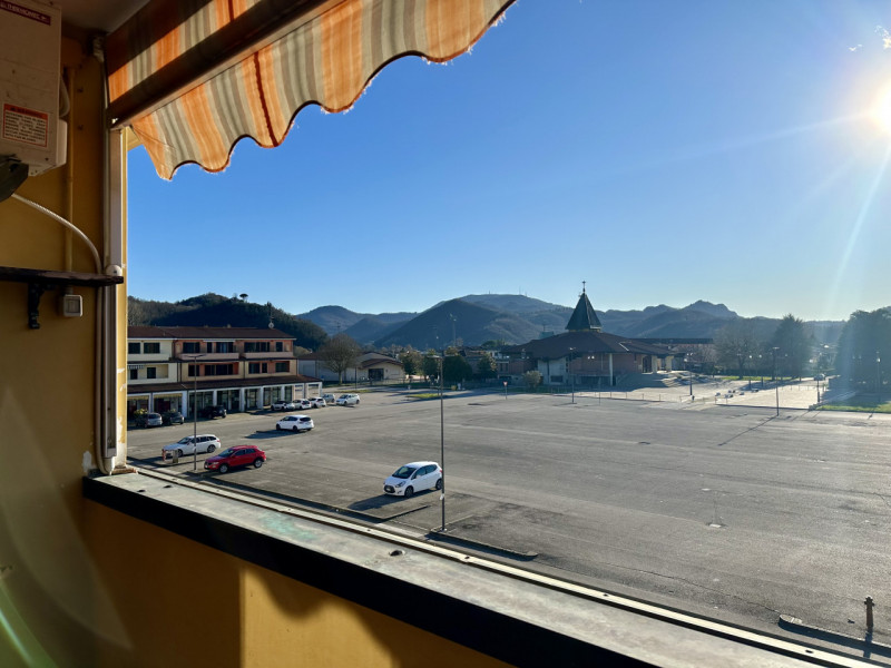 Nel cuore della tranquilla località di Bresseo, nel comune di Teolo, proponiamo in vendita un acc...