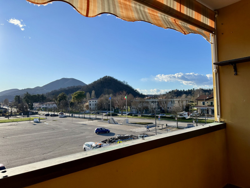 Nel cuore della tranquilla località di Bresseo, nel comune di Teolo, proponiamo in vendita un acc...