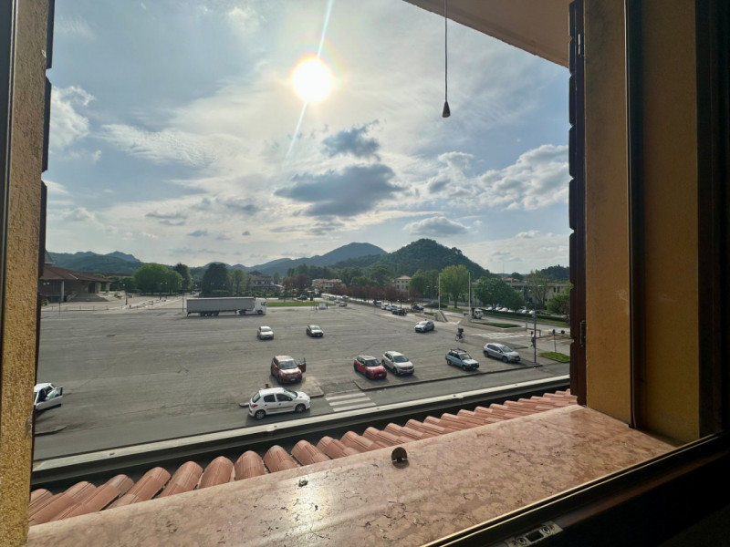 A Bresseo di Teolo, con vista aperta sulla Piazza Mercato e sui Colli Euganei, proponiamo in vend...