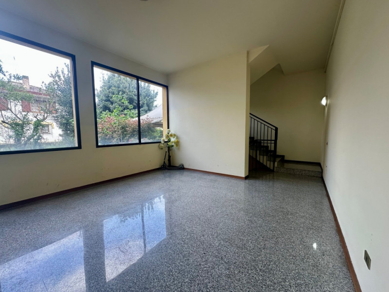 A Bresseo di Teolo, con vista aperta sulla Piazza Mercato e sui Colli Euganei, proponiamo in vend...