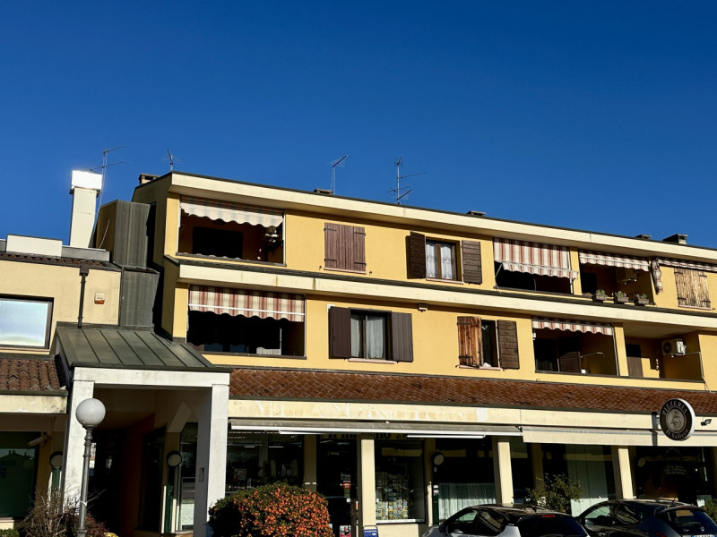 Nel cuore della tranquilla località di Bresseo, nel comune di Teolo, proponiamo in vendita un acc...