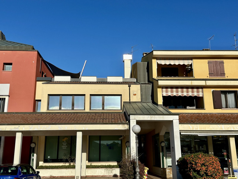 Nel cuore della tranquilla località di Bresseo, nel comune di Teolo, proponiamo in vendita un acc...