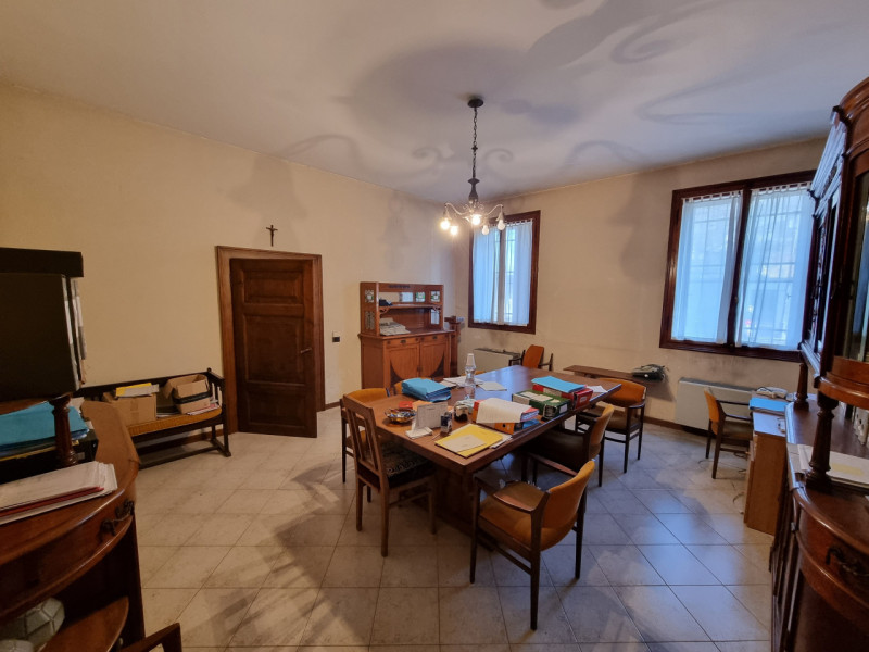 Noventa Vicentina (VI) Via Umberto Masotto, a 2 passi a piedi dal centro del paese proponiamo in ...