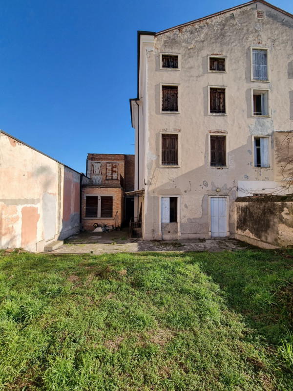 Noventa Vicentina (VI) Via Umberto Masotto, a 2 passi a piedi dal centro del paese proponiamo in ...