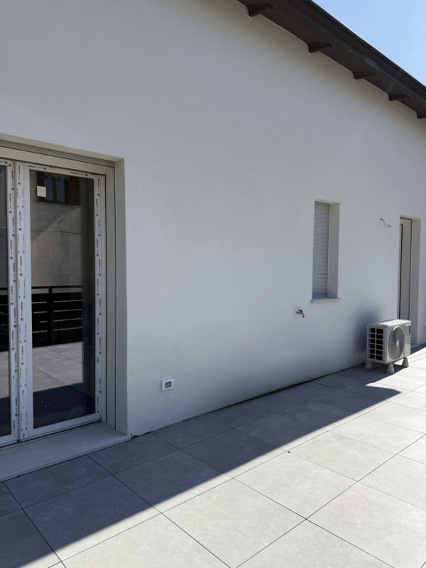 (Per INFO Fabrizio 333 7743912) In zona Ghirada, a poco meno di 2 km dal centro storico, in un co...