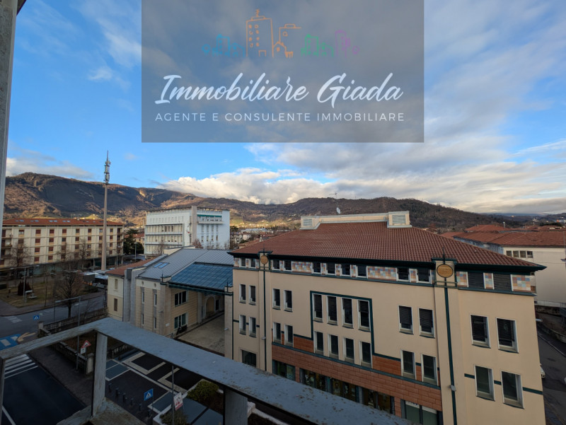 In zona centrale e servita di Vittorio Veneto, proponiamo in vendita appartamento al quarto piano...