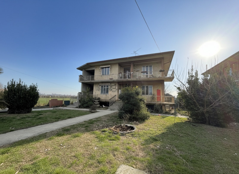 Immersa nella tranquilla campagna attorno a Noventa Vicentina, proponiamo abitazione singola di c...