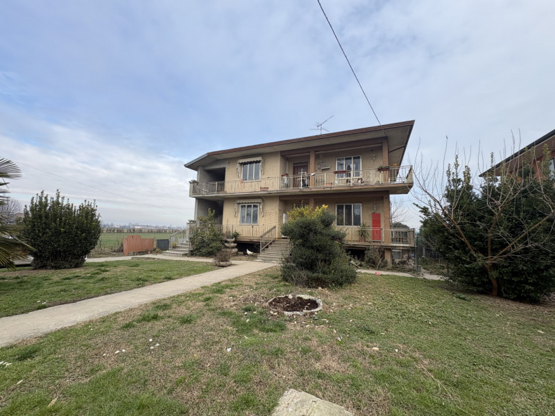 Immersa nella tranquilla campagna attorno a Noventa Vicentina, proponiamo abitazione singola di c...