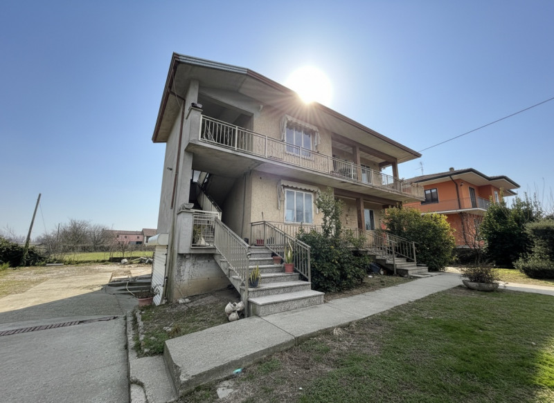 Immersa nella tranquilla campagna attorno a Noventa Vicentina, proponiamo abitazione singola di c...