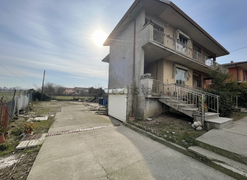 Immersa nella tranquilla campagna attorno a Noventa Vicentina, proponiamo abitazione singola di c...