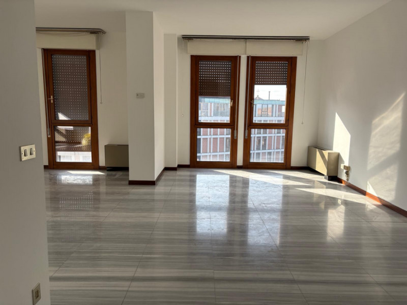 PROPONIAMO PER LA LOCAZIONE UN APPARTAMENTO NEL CUORE DEL CENTRO STORICO PADOVANO. ARREDATO SOLO ...