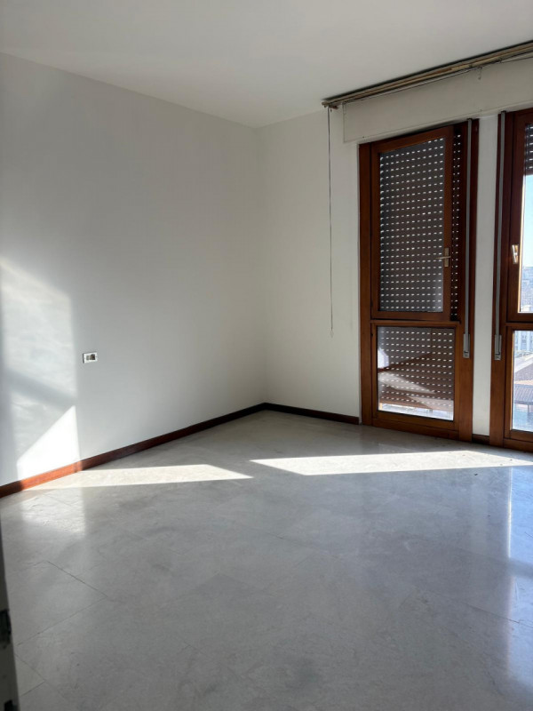 PROPONIAMO PER LA LOCAZIONE UN APPARTAMENTO NEL CUORE DEL CENTRO STORICO PADOVANO. ARREDATO SOLO ...