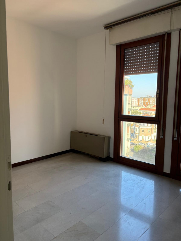 PROPONIAMO PER LA LOCAZIONE UN APPARTAMENTO NEL CUORE DEL CENTRO STORICO PADOVANO. ARREDATO SOLO ...