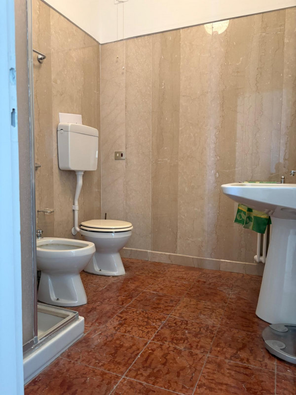 PROPONIAMO PER LA LOCAZIONE UN APPARTAMENTO NEL CUORE DEL CENTRO STORICO PADOVANO. ARREDATO SOLO ...