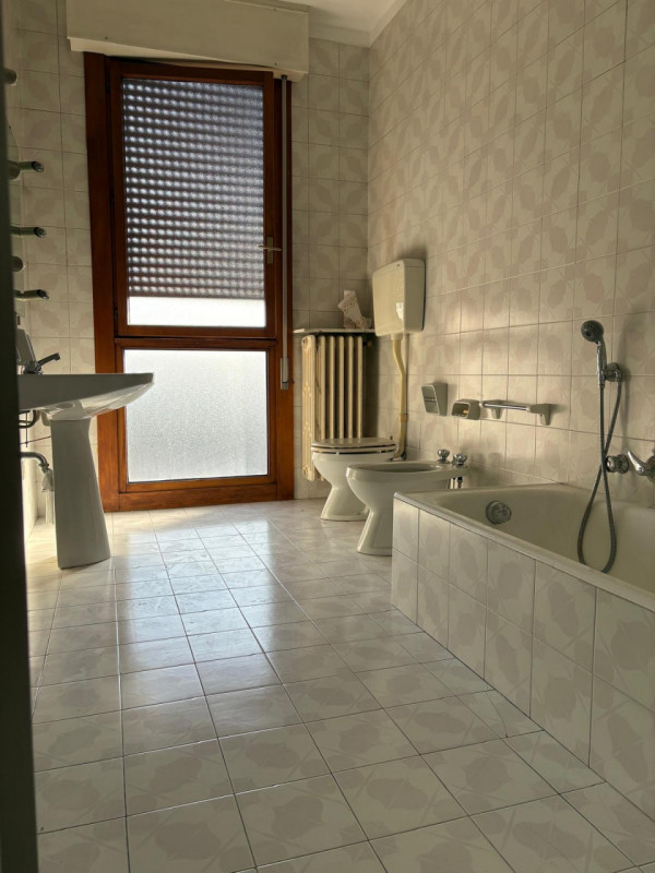 PROPONIAMO PER LA LOCAZIONE UN APPARTAMENTO NEL CUORE DEL CENTRO STORICO PADOVANO. ARREDATO SOLO ...