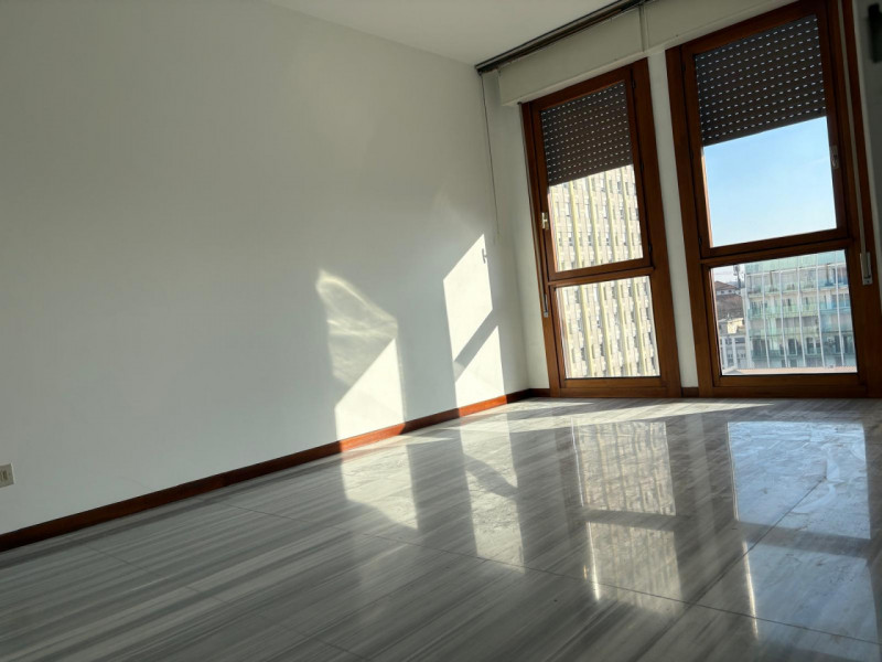 PROPONIAMO PER LA LOCAZIONE UN APPARTAMENTO NEL CUORE DEL CENTRO STORICO PADOVANO. ARREDATO SOLO ...