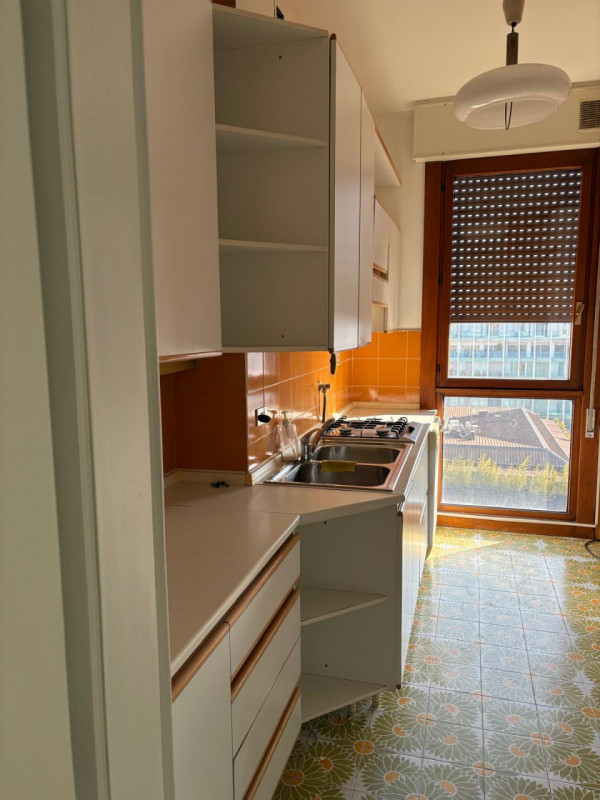 PROPONIAMO PER LA LOCAZIONE UN APPARTAMENTO NEL CUORE DEL CENTRO STORICO PADOVANO. ARREDATO SOLO ...