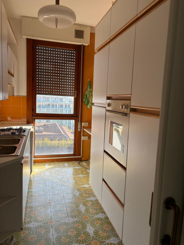 PROPONIAMO PER LA LOCAZIONE UN APPARTAMENTO NEL CUORE DEL CENTRO STORICO PADOVANO. ARREDATO SOLO ...