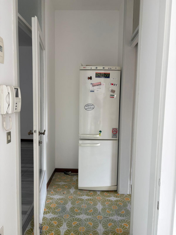 PROPONIAMO PER LA LOCAZIONE UN APPARTAMENTO NEL CUORE DEL CENTRO STORICO PADOVANO. ARREDATO SOLO ...