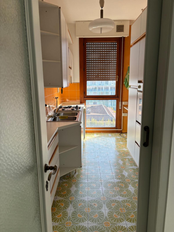 PROPONIAMO PER LA LOCAZIONE UN APPARTAMENTO NEL CUORE DEL CENTRO STORICO PADOVANO. ARREDATO SOLO ...