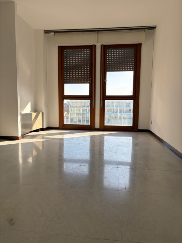 PROPONIAMO PER LA LOCAZIONE UN APPARTAMENTO NEL CUORE DEL CENTRO STORICO PADOVANO. ARREDATO SOLO ...