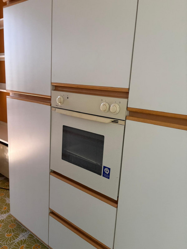 PROPONIAMO PER LA LOCAZIONE UN APPARTAMENTO NEL CUORE DEL CENTRO STORICO PADOVANO. ARREDATO SOLO ...