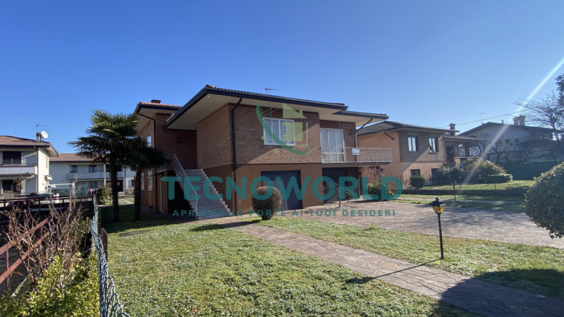 Thiene VILLA singola degli anni '70 offre un'opportunità unica per chi cerca spazio e indipendenz...