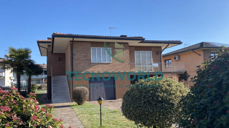 Thiene VILLA singola degli anni '70 offre un'opportunità unica per chi cerca spazio e indipendenz...